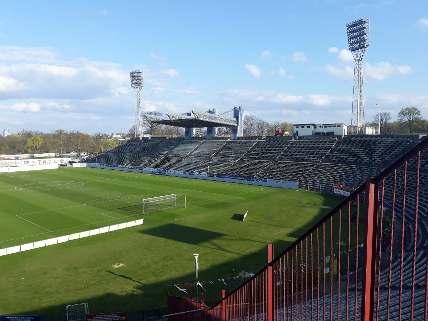 Trwa etap rozbiórkowy na stadionie Pogoni Szczecin. Na...