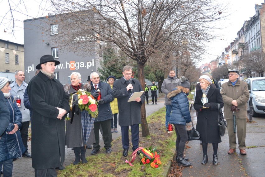 Pod pomnikiem w gliwickim parku spotkały się rodziny,...