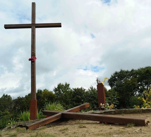 Pierwszy drewniany krzyż ścięto w połowie sierpnia, a drugi na początku września br.