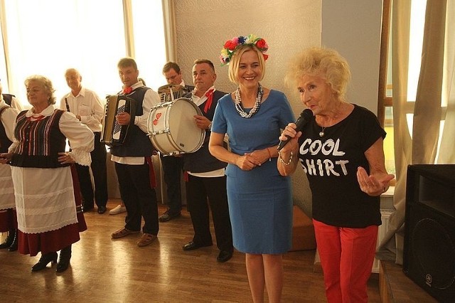 Renata Janik, poseł Platformy Obywatelskiej, organizatorka konferencji senioralnej w Łopusznie, razem z DJ Wiką zachęcała seniorów do aktywności fizycznej, intelektualnej i towarzyskiej.