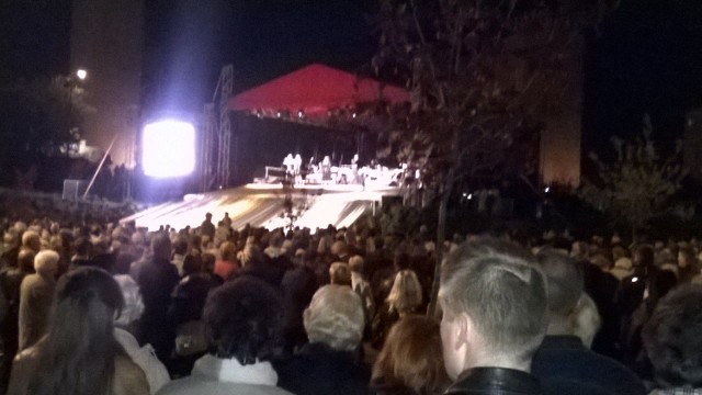 Na scenie przy ulicy Jana Pawła II trwa koncert.