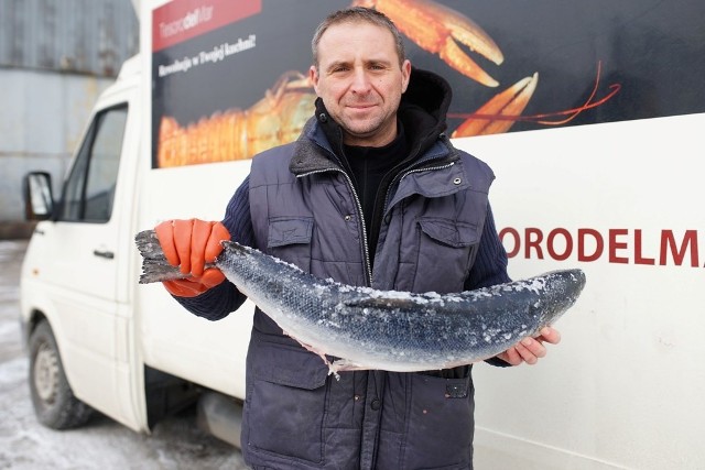 Tomasz Celera, dostawca ryb, z tuńczykiem