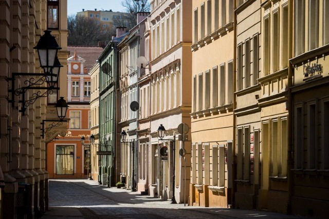 W związku z ograniczeniami wprowadzonymi przez rząd, ruch na ulicach został ograniczony do absolutnego minimum. Nasi fotoreporterzy postanowili w weekend sprawdzić, czy mieszkańcy Bydgoszczy stosują się do wprowadzonych obostrzeń. Zobaczcie, jak teraz wygląda nasze miasto. Ulice Bydgoszczy są opustoszałe, a to najlepszy dowód na to, że mieszkańcy - zgodnie z zaleceniami - pozostali w swoich domach.