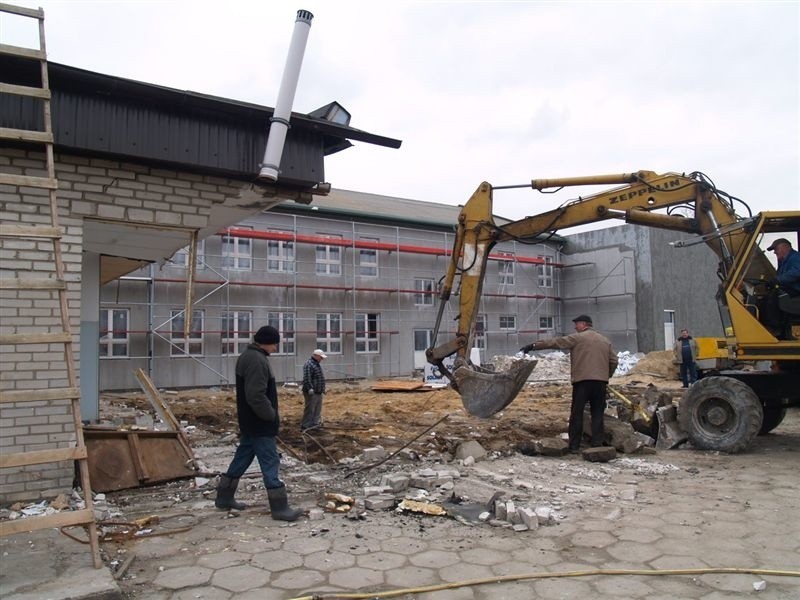 Wyburzenie ma związek z trwającą rozbudową szkoły.