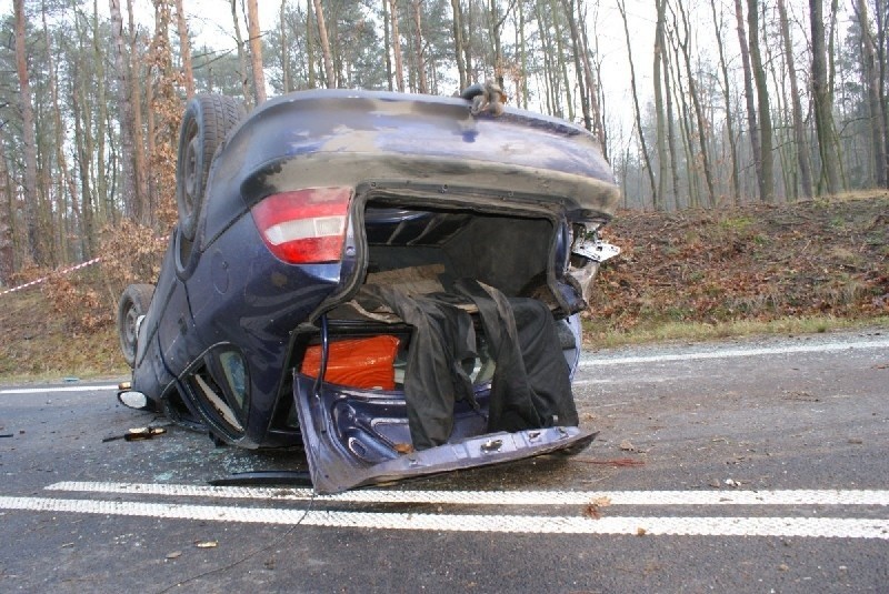Opel po uderzeniu w policjanta dachował