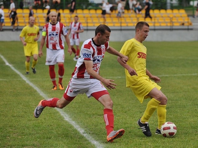 Resovia nie dała najmniejszych szans piłkarzom Czuwaju (żółte stroje).