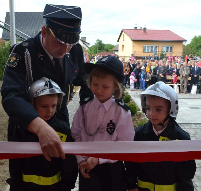 Wstęgę, w asyście komendanta OSP Jarosława Intka, przecięli oficjalnie najmłodsi reprezentanci strażaków w Bytomiu Odrzańskim.