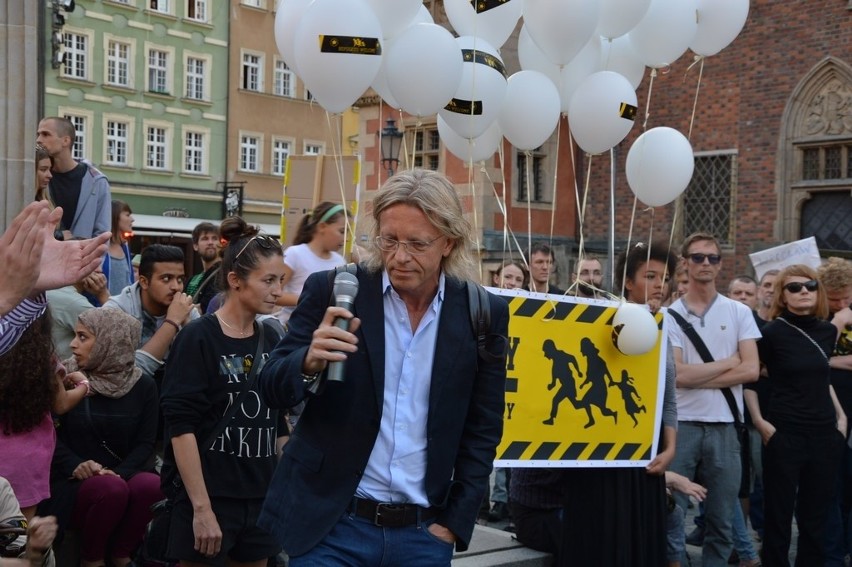 Wrocławianie wyrazili solidarność z uchodźcami. Pikieta w Rynku (ZDJĘCIA)