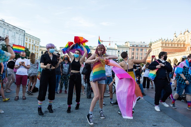 Demonstracja osób wyrażających solidarność ze społecznością LGBTQIA+ na krakowskim Rynku.