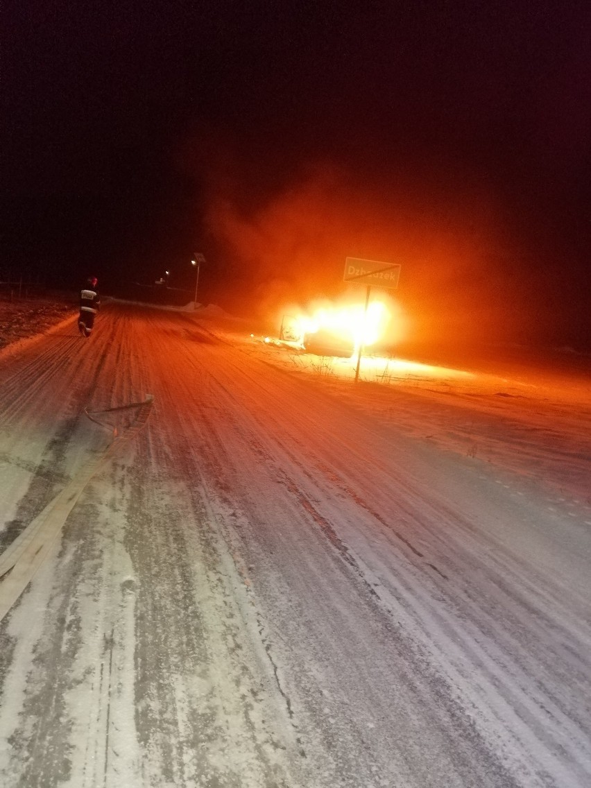 Strażacy gasili mercedesa płonącego przy drodze w Zaorzu (gmina Goworowo). Kierowca uciekł. 14.02.2021. Zdjęcia