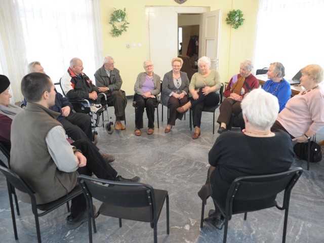 Starszym ludziom często najbardziej brakuje zainteresowania ich problemami. Podczas terapii grupowej w Dziennym Oddziale Psychogeriatrycznym w Opolu z uwagą każdego wysłucha kilkanaście osób.