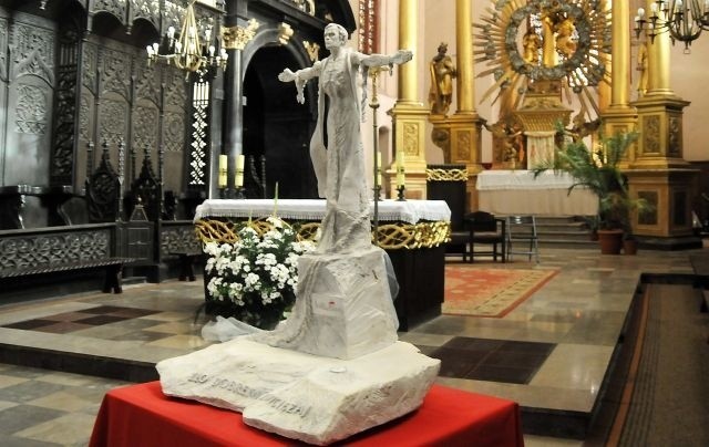 Gipsową miniaturę pomnika ks. Jerzego Popiełuszki można oglądać w kościele Wniebowzięcia Najświętszej Marii Panny