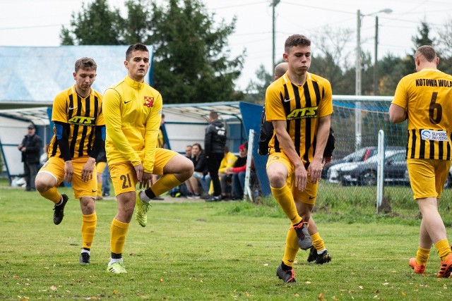 Piłkarze z Kotowej Woli (żółte stroje) 3:0 pokonali na wyjeździe LZS Turbia