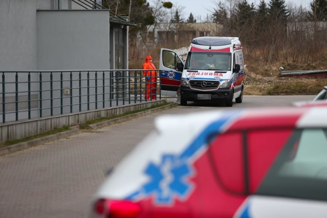 Mieszkańców Grudziądza zaniepokoiła interwencja karetki, której załoga była ubrana w specjalne kombinezony.