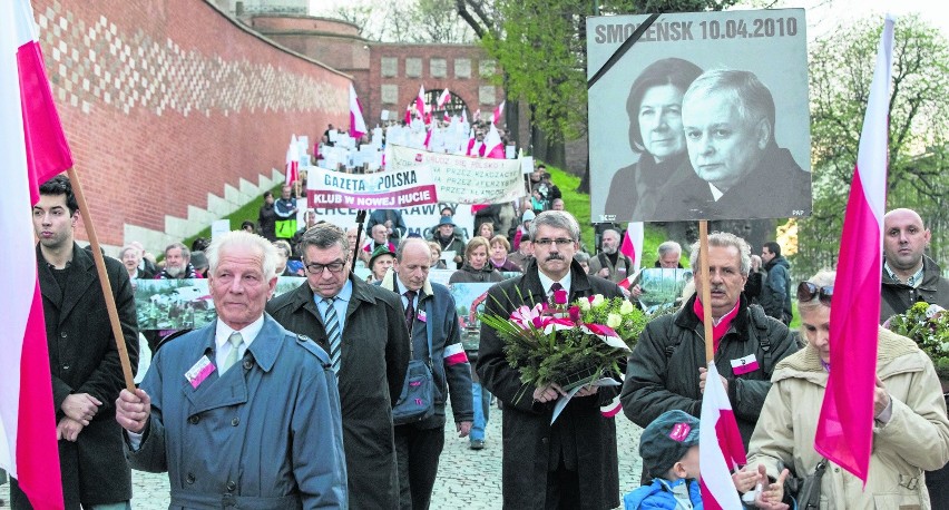 Po mszy na Wawelu uczestnicy uroczystości rocznicowych w...