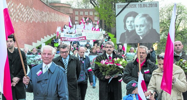 Po mszy na Wawelu uczestnicy uroczystości rocznicowych w Krakowie przeszli pod Krzyż Katyński