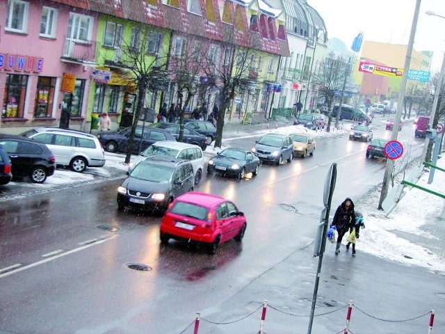 Z roku na rok rośnie ruch samochodów na głównej ulicy Bielska Podlaskiego. Na modernizację skrzyżowań i budowę parkingów brakuje jednak pieniędzy.