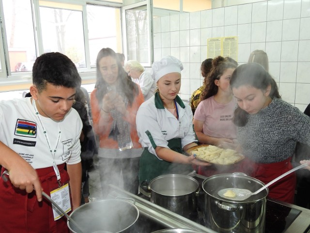 W Małkini Górnej, w trzecim dniu zajęć uczestnicy projektu Erasmus+  poznawali kuchnię polską i lepili pierogi
