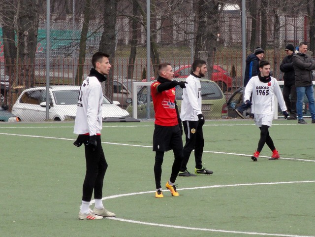 Piłkarze Oskara w sobotę zagrają mecz sparingowy ze Starem w Starachowicach.