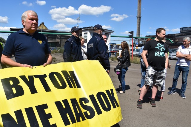 Protest mieszkańców Bobrka. Większość kierowców zawracała i nie korzystała z wjazdu. Byli jednak i tacy, którzy mimo protestujących chcieli dostać się na teren pohutniczy.