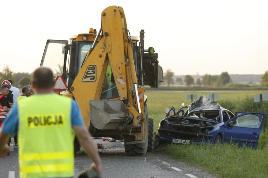 Wypadek na drodze Wrocław-Poznań. Auto uderzyło w koparkę. Zginęło czworo studentów (ZDJĘCIA)