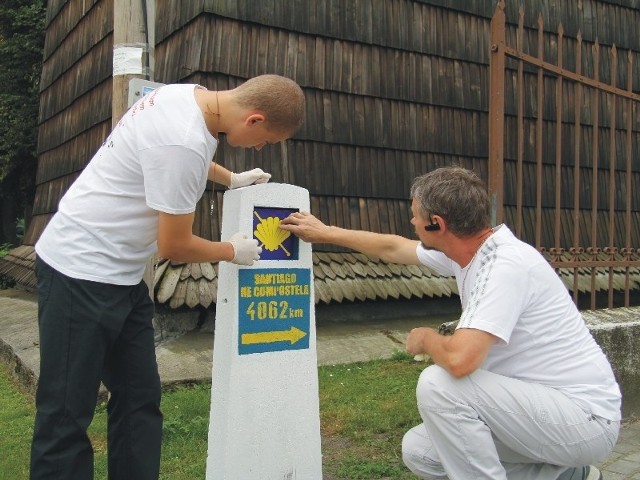 Kilka dni temu słupek drogi św. Jakuba stanął przy kościele w Medyce.