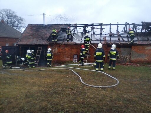 Pożar domu w Łęgowie. Strażacy walczą z ogniem.