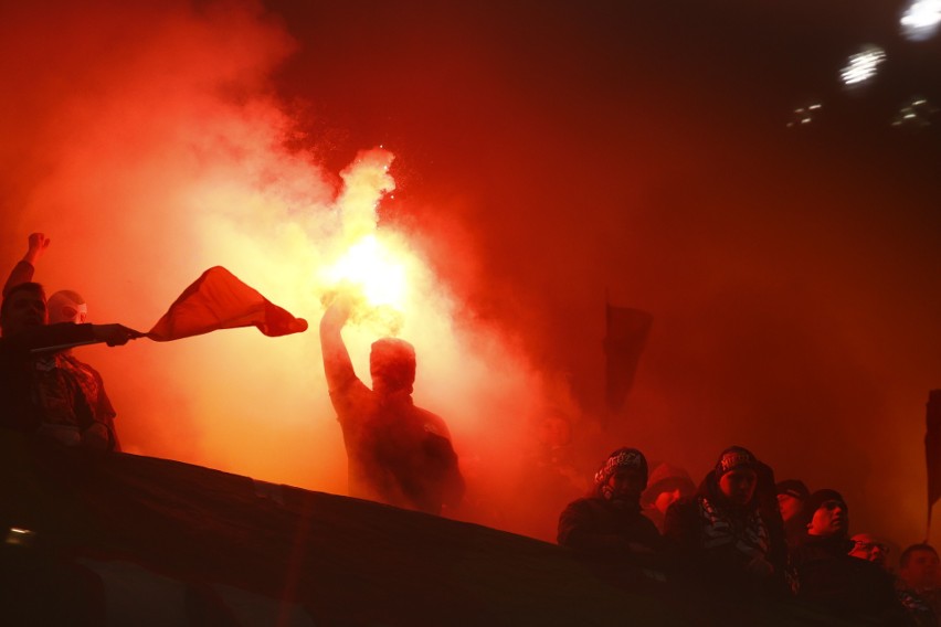 Fire in the hole. Kibice na meczu Legia Warszawa - Śląsk Wrocław [ZDJĘCIA]