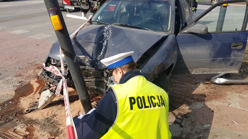 Wypadek na Julianowskiej w Łodzi. Kierowca w czasie jazdy...