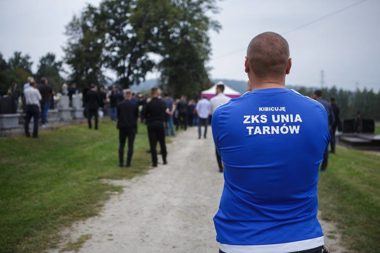 Tłumy pożegnały tragicznie zmarłego piłkarza. Miał 20 lat... [ZDJĘCIA]