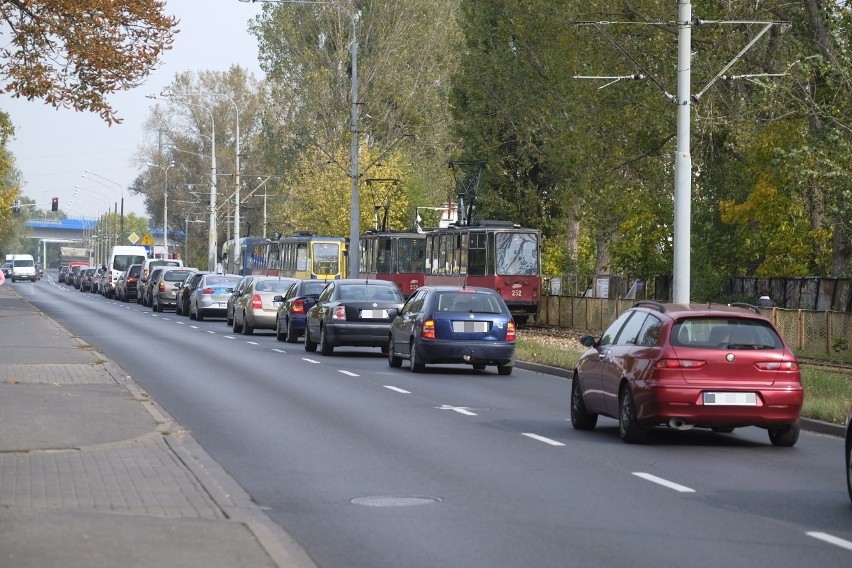 Wykolejony tramwaj po zderzeniu z autobusem na ulicy Wschodniej. Są ranni