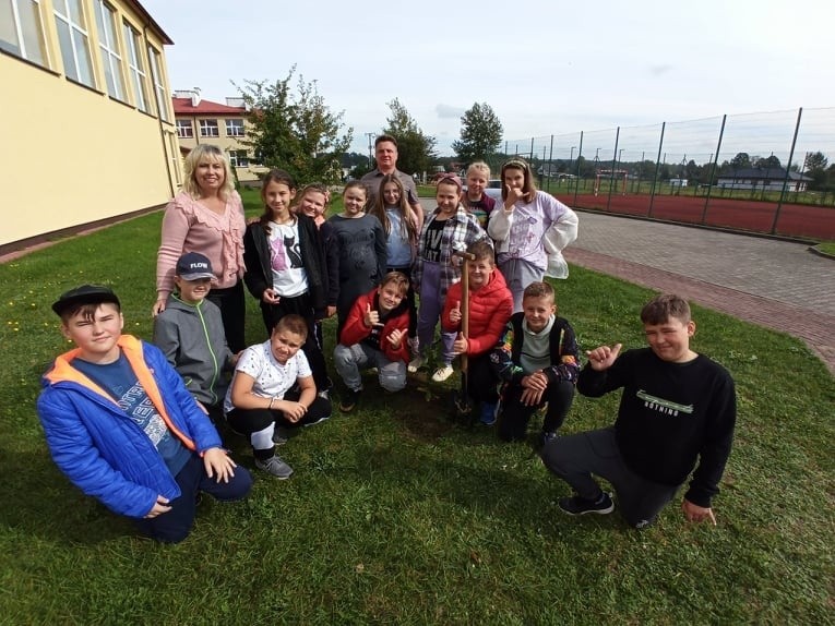 Uczniowie ze szkoły w Miedzierzy też wzięli udział w ogólnopolskiej akcji sadzenia drzew. Zobacz zdjęcia 