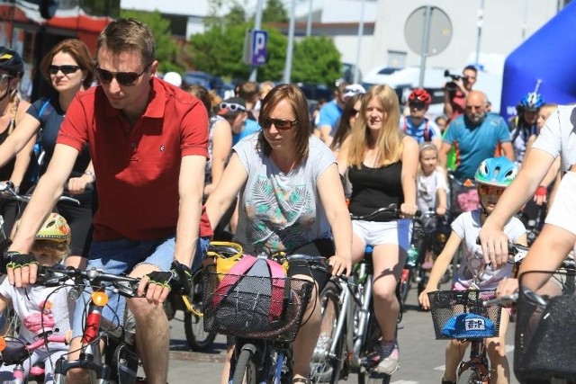 Toruń walczy o zwycięstwo w European Cycling Challenge. W sobotę mieszkańcy przejechali z Areny Toruń na Barbarkę.To nie był koniec atrakcji dla rowerzystów. W Szkole Leśnej zaplanowano m.in. pokazy BMX, wyścigi rodzinne oraz spotkania z kolarzami Pacific Nestle i Akademii Copernicus Michała Kwiatkowskiego.Nabór na UMK rusza w poniedziałek/