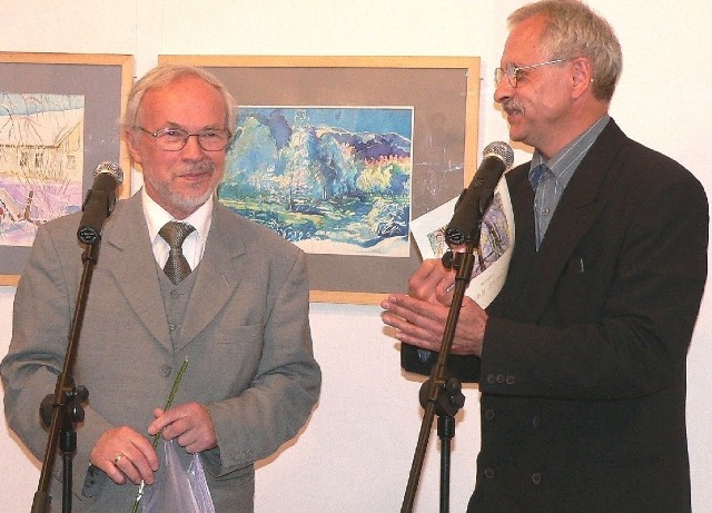 Wystawy z numerem 300 pogratulował Marianowi Żywczykowi szef buskiej galerii Bogdan Ptak, bijąc brawo przy otwartej kurtynie.