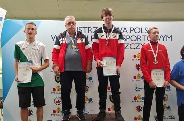 Na najwyższym stopniu podium: trener Jerzy Wolnik i złoty medalista Kamil Fabisiak.