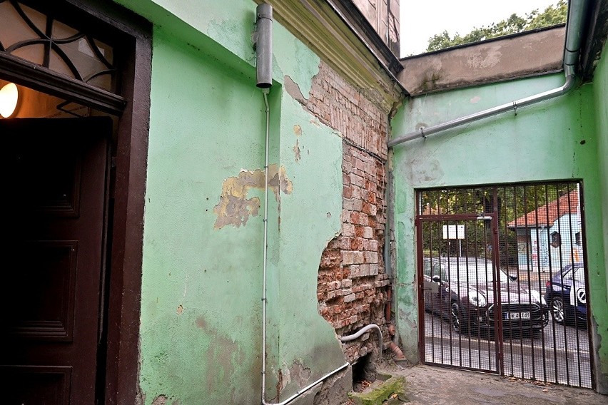 Wewnętrzna ściana kamienicy przy ulicy Krasińskiego jest w...