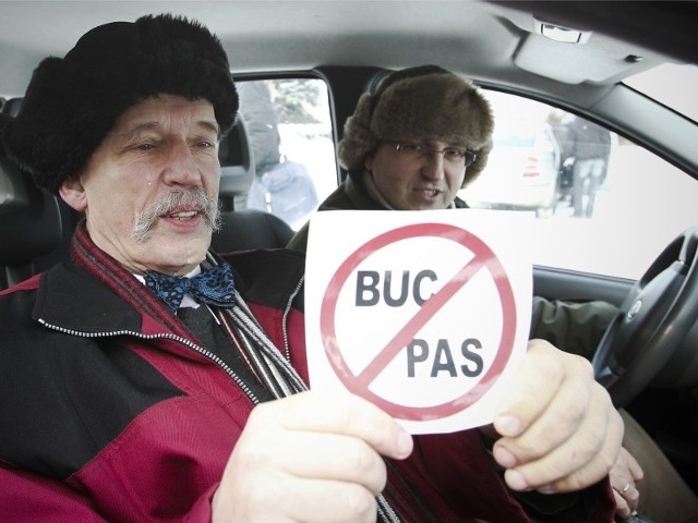 Ireneusz Dzieszko i Janusz Korwin-Mikke przeciwko buspasom protestowali w Rzeszowie we wtorek.