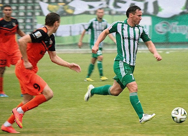Robert Szczot (z piłką) przeciwko Chrobremu dobrą zmianę podkreślił strzelonym golem.
