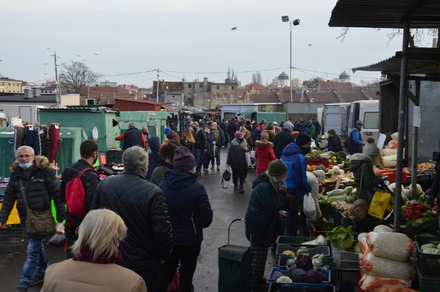 Rynek przy ul. Owocowej. Tutaj kupisz warzywa, owoce oraz inne smakołyki. Sprawdziliśmy dla Was ceny z soboty 5 grudnia.  Czytaj więcej na kolejnych slajdach. Posługuj się klawiszami strzałek, myszką lub gestami 