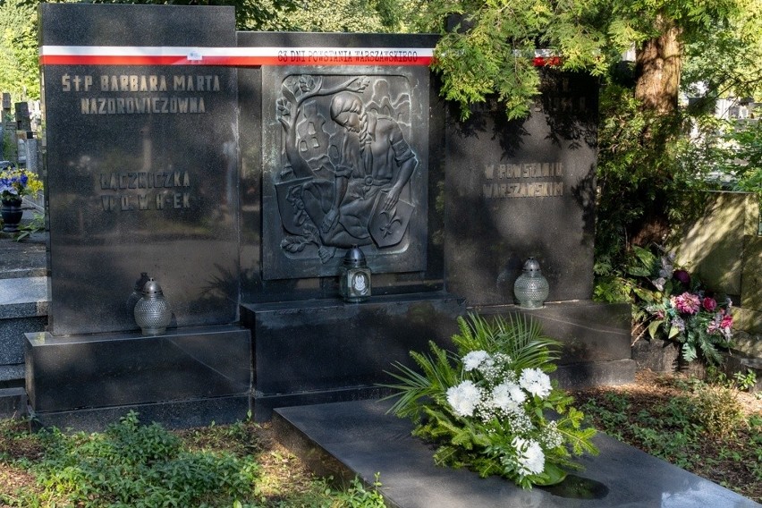 Obchody 78. rocznicy Powstania Warszawskiego. W Łodzi wojewoda i marszałek złożyli kwiaty na grobie łączniczki "Wiewiórki"