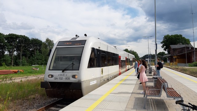 Pociąg relacji Miastko - Słupsk na stacji w Kępicach (zdjęcie archiwalne)