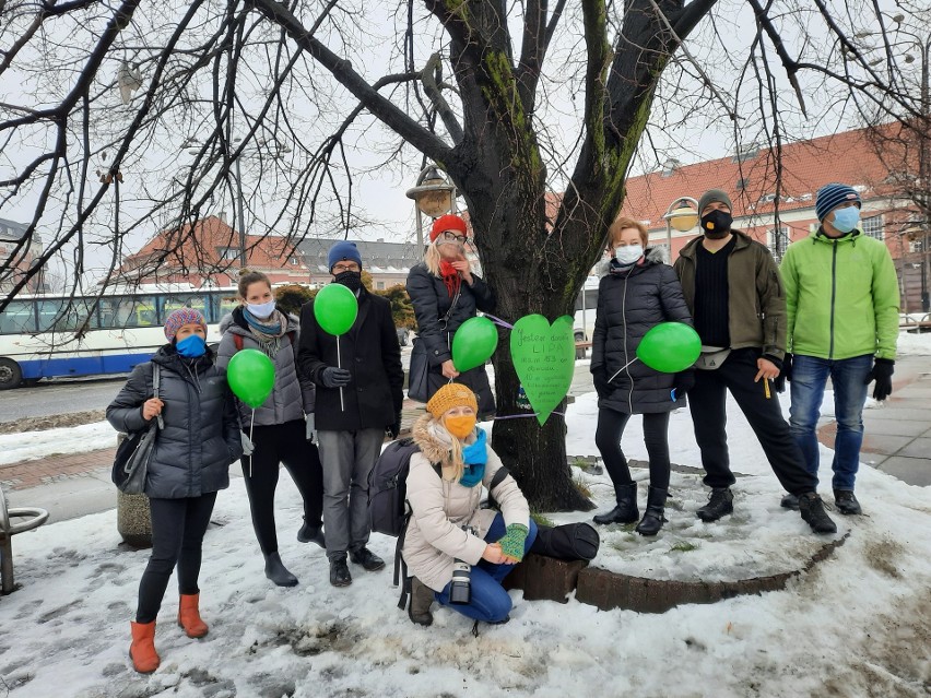 Gliwice: Wycinka drzew przy dworcu PKP. Społecznicy są wściekli, protestują i zorganizowali happening