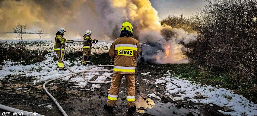 Pożar samochodu w gminie Nowy Staw