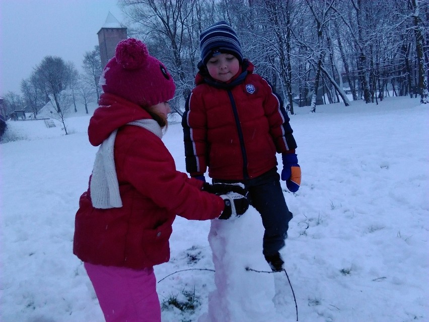 Zima w Oświęcimu. Dzieci się cieszą [ZDJĘCIA]