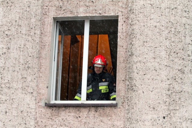 Mimo wietrzenia pomieszczeń w domu wciąż utrzymywało się wysokie stężenie tlenku węgla.