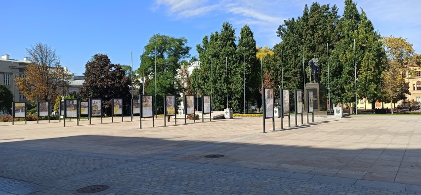 W centrum Lublina stanęła wystawa na 100-lecie urodzin Jana Pawła II