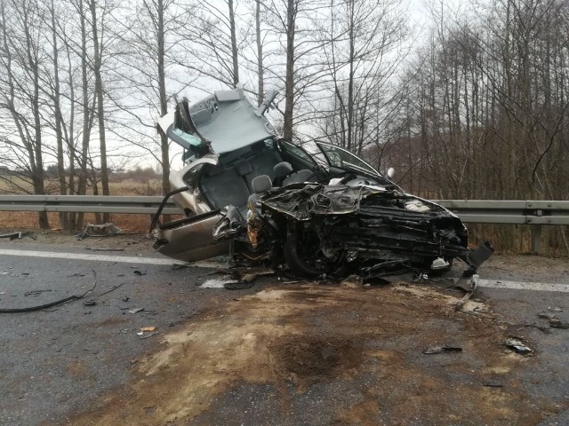 Renault laguna zmasakrowana podczas wypadku w Goździkowie. Kierujący i czworo pasażerów zostało przewiezionych do szpitala.