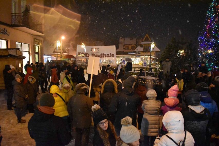 Zakopane. Na Krupówkach protest przeciwko "lex TVN". Zebrało się ok. 100 osób 