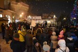 Zakopane. Na Krupówkach protest przeciwko "lex TVN". Zebrało się ok. 100 osób 
