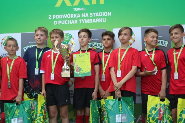 Drużyna chłopców U-12 ze Szkoły Podstawowej nr 130 podczas wojewódzkiego finału turnieju Z Podwórka na Stadion o Puchar Tymbarku